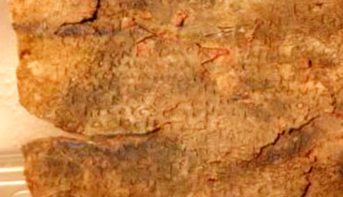 Attilio Mastrocinque, một giáo sư và nhà sử học tại Đại học Verona ở Ý, đã sử dụng một kỹ thuật chụp ảnh tiên tiến để làm rõ hơn các đặc điểm bề mặt của tấm bia. Ảnh: @Đại học Verona.