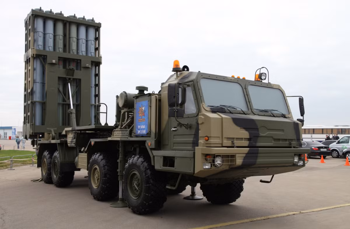 Ngoài ra, những nỗ lực nâng cấp các hệ thống phòng không S-350 và S-400 này cũng nổi bật ở chỗ chúng có khả năng chống chịu tốt hơn với các cuộc tấn công điện tử vốn trước đây có thể làm suy giảm hiệu suất chiến đấu, một khía cạnh quan trọng trên chiến trường hiện đại. Ảnh: @ The Defense Post.