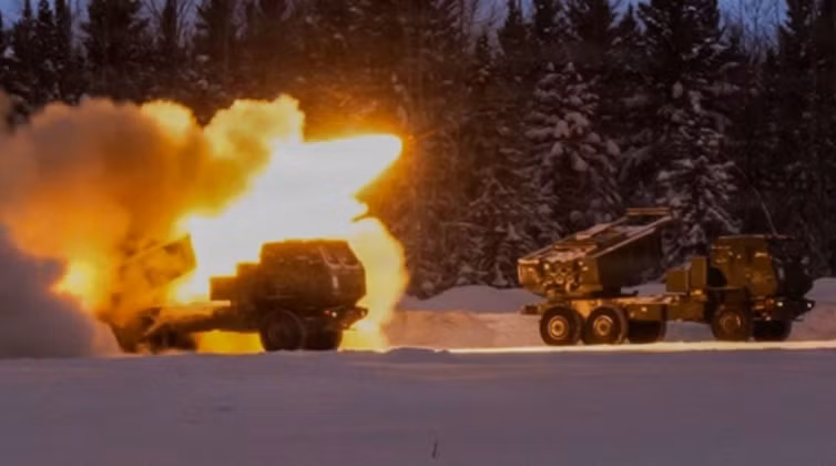 Lữ đoàn Pháo binh Dã chiến 17 phóng hệ thống pháo phản lực HIMARS trong khuôn khổ Diễn tập JPMRC 26-02.