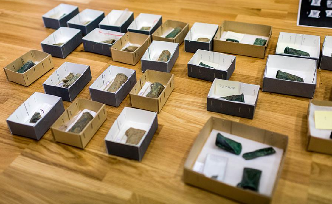 Nhà khảo cổ học Merete Moe Henriksen cho biết: "24 chiếc rìu mà chúng tôi tìm thấy là phần đặc biệt nhất của phát hiện này”. Ảnh: @Bảo tàng Đại học Khoa học và Công nghệ Na Uy.