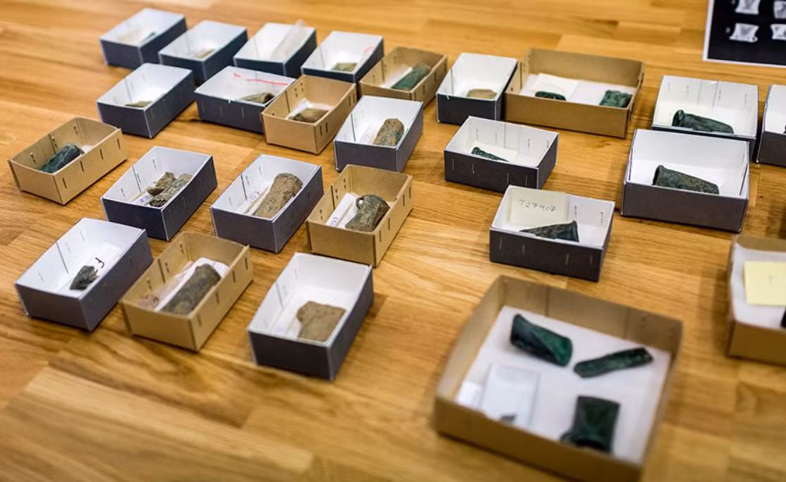 Nhà khảo cổ học Merete Moe Henriksen cho biết: "24 chiếc rìu mà chúng tôi tìm thấy là phần đặc biệt nhất của phát hiện này”. Ảnh: @Bảo tàng Đại học Khoa học và Công nghệ Na Uy.