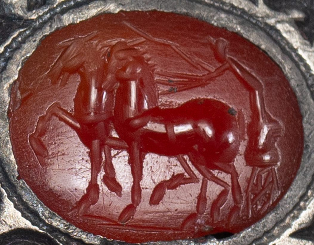 Điều gây kinh ngạc là trên bề mặt viên đá này có khắc họa tinh xảo hình hai con ngựa đang phi kéo xe. Ảnh: @Bảo tàng London.