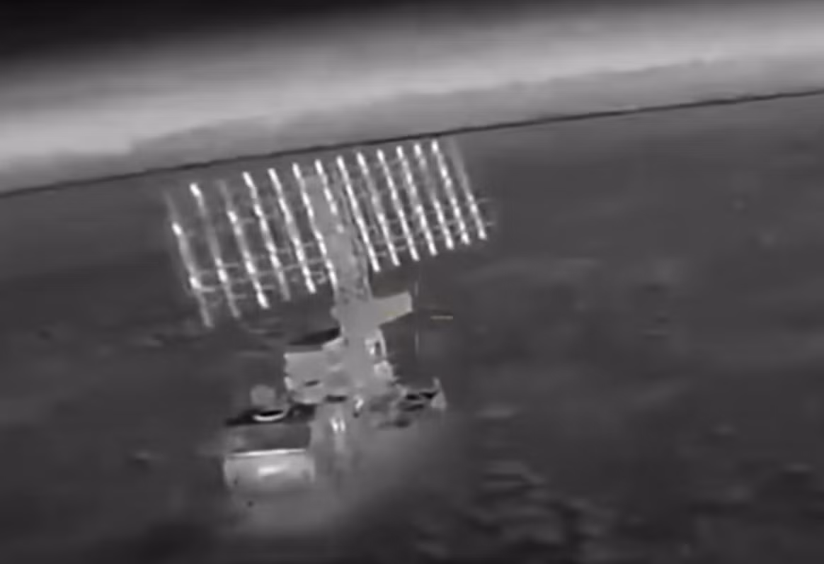 Đoạn clip do Cục Tình báo Quốc phòng Ukraine (GUR) công bố cho thấy hình ảnh nhiệt có độ phân giải cao do UAV UJ-26 Bober bản nâng cấp cung cấp, liên quan đến một cuộc tấn công chính xác vào căn cứ không quân Saky của Nga ở Crimea bị chiếm đóng, do đơn vị đặc biệt “Prymary” của GUR trực tiếp điều khiển và thực hiện. Ảnh: @Головне управління розвідки МО України.