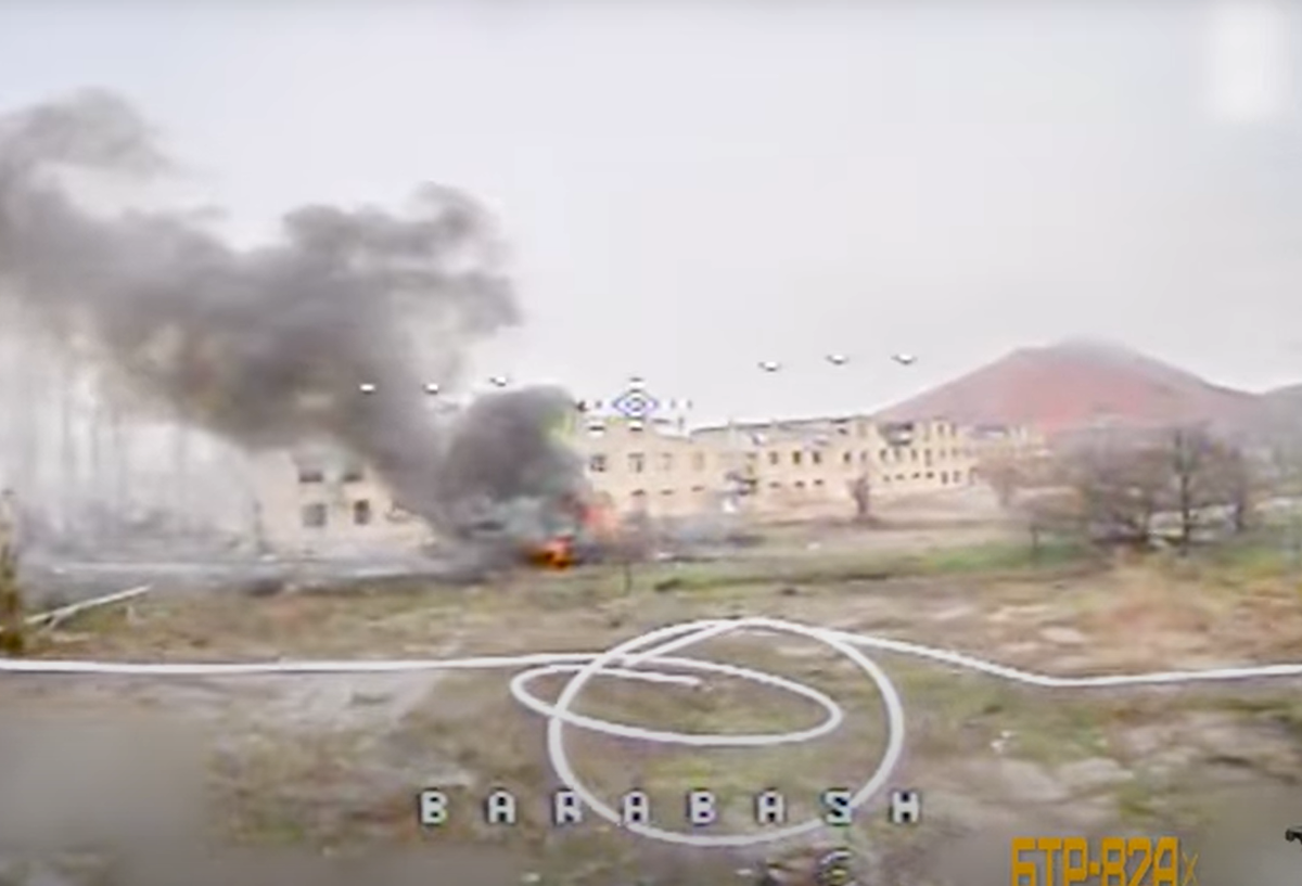 Theo đơn vị này, xe bọc thép Nga đã cố gắng tiến công dưới sương mù dày đặc, hy vọng lợi dụng tầm nhìn hạn chế để xâm nhập vào các vị trí của Ukraine. Ảnh: @429 окремий полк БпС «АХІЛЛЕС».