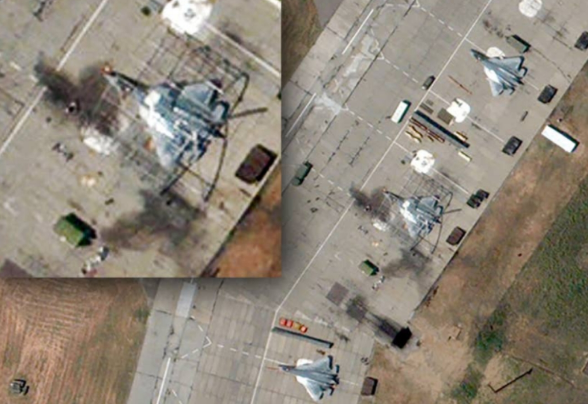 Việc xây dựng này là phản ứng trực tiếp của Nga đối với cuộc tấn công bằng máy bay không người lái của Ukraine vào sân bay căn cứ này, dẫn đến thiệt hại cho một trong những chiếc máy bay chiến đấu tàng hình Su-57 mới nhất của Nga. Ảnh: @ Defense News.