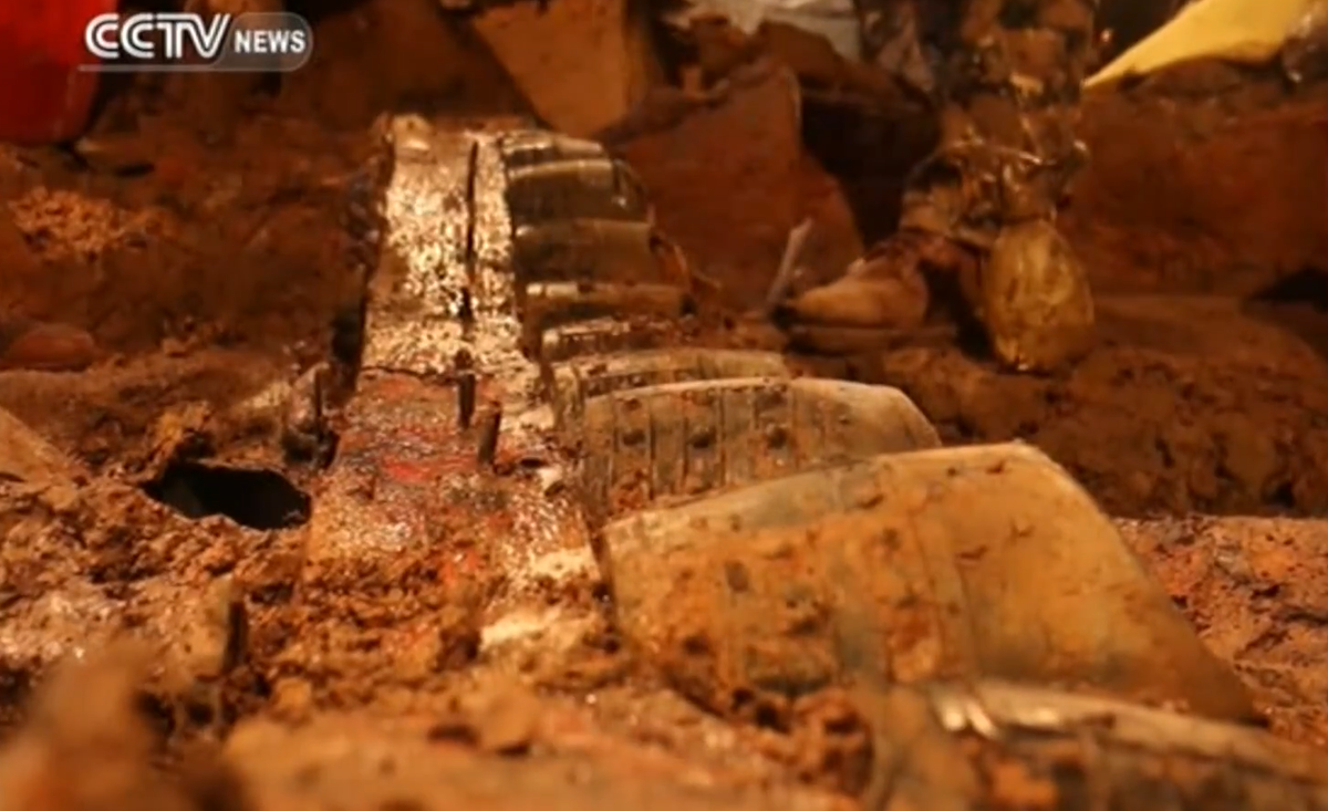 Phía tây khu vực này có các xưởng chế tác xương và kim loại cùng với nhà ở. Hơn 78 kg mảnh xương và vỏ sò đã được tìm thấy, cùng với các dụng cụ bằng sắt và đồ trang trí như khuyên tai bằng xương và hạt vỏ sò, cho thấy hoạt động sản xuất đồ trang sức từng diễn ra ở nơi đây. Ảnh: @CCTV News.