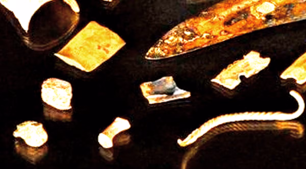 Các hiện vật khác bao gồm một công cụ bằng đồng có cán bằng gỗ bạch dương, một con dao, một cái đục và các mảnh đồng. Ảnh: @Đại học Greifswald.