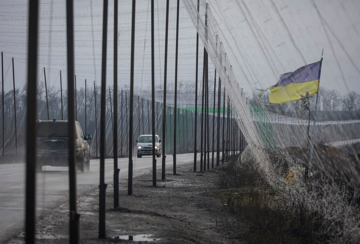 Ukraine vừa có động thái phòng thủ mới gây nhiều tranh cãi: khi lưới chống máy bay không người lái được gấp rút căng trên các tuyến đường quanh Kharkiv. Được Kiev quảng bá như lá chắn cần thiết trước hiểm họa từ trên không, biện pháp này phản ánh áp lực ngày càng lớn khi chiến sự tiến sát thành phố.
