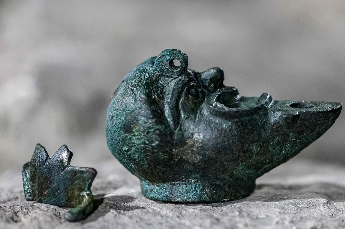 Tuy nhiên, các công tác khai quật, thăm dò, khảo cổ chuyên sâu hơn cho thấy, vật thể khuôn mặt kỳ dị này thực chất là một chiếc đèn dầu cổ, ước tính có niên đại khoảng 2.000 năm tuổi. Ảnh: @Cơ quan Cổ vật Israel.