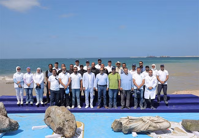 Ba bức tượng cổ đồ sộ đã được tìm thấy, bao gồm một bức tượng nhân sư bằng đá thạch anh, một bức tượng khổng lồ bằng đá granit tượng trưng cho một người đàn ông không xác định danh tính từ cuối thời kỳ Ptolemaic, và một bức tượng bằng đá cẩm thạch trắng mô tả một nhà quý tộc La Mã. Ảnh: @Bộ Du lịch và Cổ vật Ai Cập.