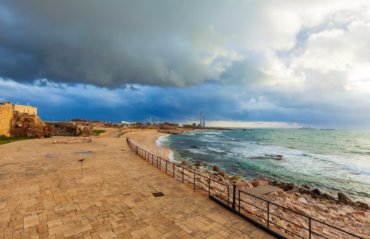 Trong một cuộc khảo sát hàng hải ven bờ biển Israel, chuyên gia tiền tệ cổ của Cơ quan Cổ vật Israel, ông Lior Sandberg bất ngờ tìm thấy một vật thể lạ. Ảnh: @Cơ quan Cổ vật Israel.