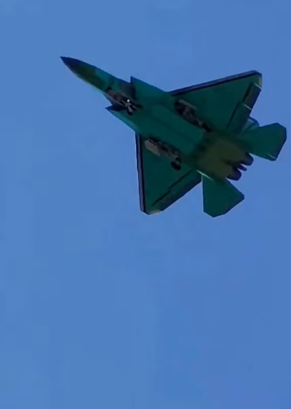 Thế nên, việc thiếu các tuyên bố chính thức từ Không quân hoặc Hải quân Quân đội Giải phóng Nhân dân Trung Quốc, kết hợp với sự kiểm soát chặt chẽ của Trung Quốc đối với thông tin quân sự, khiến tình trạng thực sự của chiếc J-35 này trở nên không rõ ràng, tính tới thời điểm hiện tại. Ảnh: @Defence_Index.