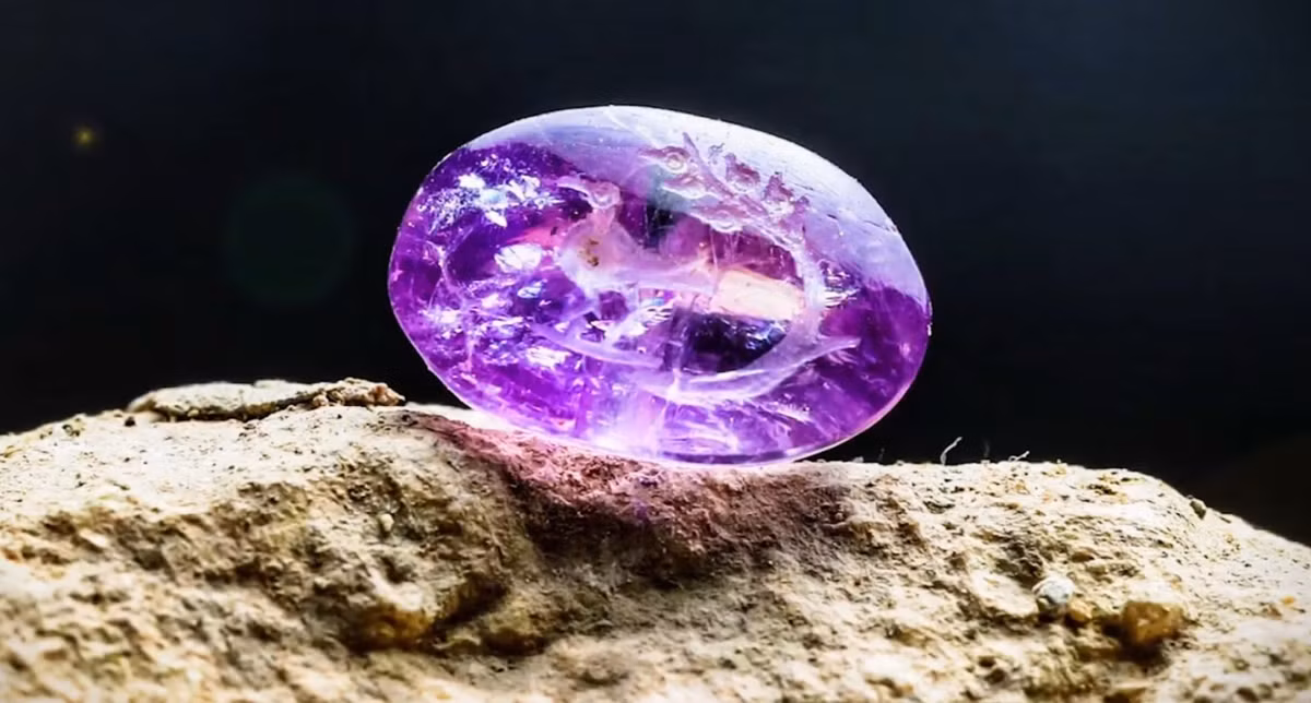 Thông qua các kỹ thuật phân tích thăm dò chuyên sâu, nhà khảo cổ học IAA là Tiến sĩ Eli Shukron, Giáo sư Shua Amorai-Stark đến từ Trường Cao đẳng Giáo dục Kaye, Tiến sĩ Malka Hershkovitz đến từ Viện Tôn giáo Do Thái và các đồng nghiệp khẳng định, vật thể này là một viên đá thạch anh tím. Ảnh: @Cơ quan Cổ vật Israel.