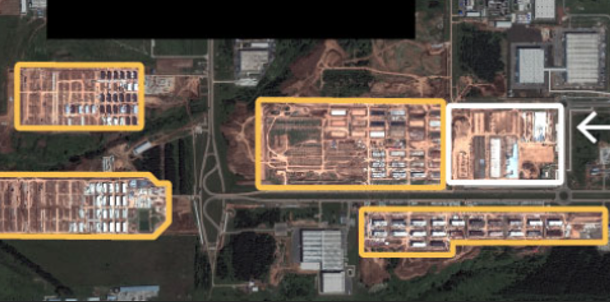 Có ít nhất 104 tòa nhà hình chữ nhật giống hệt nhau, được xây dựng hoàn chỉnh hoặc một phần. Trong các hình ảnh chụp hồi tháng 2, thì chỉ có 15 tòa nhà như vậy. Ảnh: @CNN.