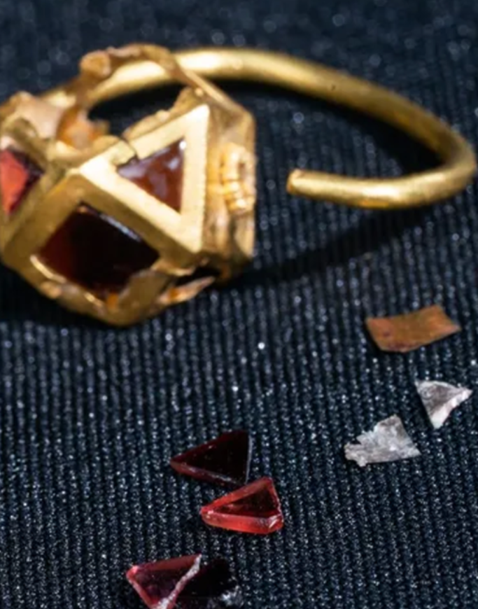 Các nhà nghiên cứu cho biết, những hiện vật này là bằng chứng về khu chôn cất của giới quý tộc trong khu vực. Ảnh: @Viện Khảo cổ học Crimea.