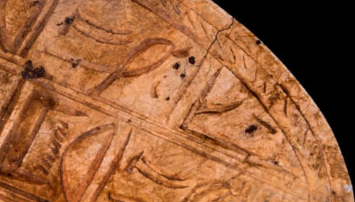 Viên đá bọ hung này được cô bé phát hiện tại Tel Azeka, một địa điểm khảo cổ nổi tiếng nằm cách Jerusalem khoảng 30 km, nơi các cuộc khai quật đang diễn ra đã hé lộ nhiều tầng văn minh cổ đại. Ảnh: @Cơ quan Cổ vật Israel.