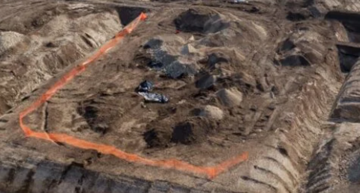 Nằm ở trung tâm của buồng mộ, bức tượng – được trang điểm bằng đồ trang sức – được đặt cạnh một bộ đồ tùy táng phong phú gồm đồ dùng bằng đồng, bạc và gốm sứ, dấu hiệu của địa vị cực kỳ cao và một nghề nghiệp mang tính nghi lễ. Ảnh: @Trung tâm Nghiên cứu và Phục hồi Bảo tàng Pháp.