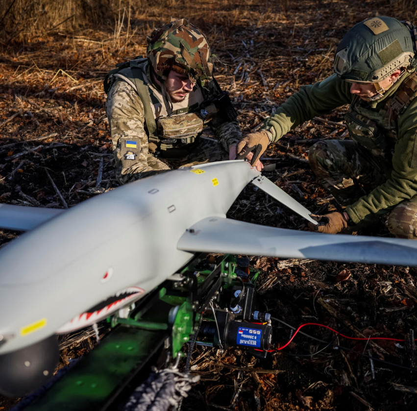 Đầu tuần qua, Zelensky cũng đã đạt được một thỏa thuận quan trọng khác, kết hợp Ukraine với một công ty máy bay không người lái tư nhân của Mỹ, ngay khi Lầu Năm Góc dừng các chuyến hàng vũ khí tới Ukraine. Theo các điều khoản, công ty Swift Beat (do cựu CEO của Google Eric Schmidt thành lập) sẽ cung cấp hàng trăm nghìn máy bay không người lái cho Ukraine vào năm 2025 với giá gốc, với kế hoạch tăng cường sản xuất vào năm 2026. Ảnh: @ Defense Express.