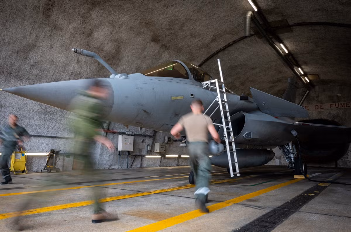 Trước khi bàn giao, ba máy bay này đã trải qua một loạt các bài kiểm tra khả năng bay nghiêm ngặt, bao gồm chất lượng hệ thống kỹ thuật, kiểm tra vật lý toàn diện, xem xét khả năng bay và đánh giá hoạt động hậu cần thực tiễn. Ảnh: @Dassault Aviation.