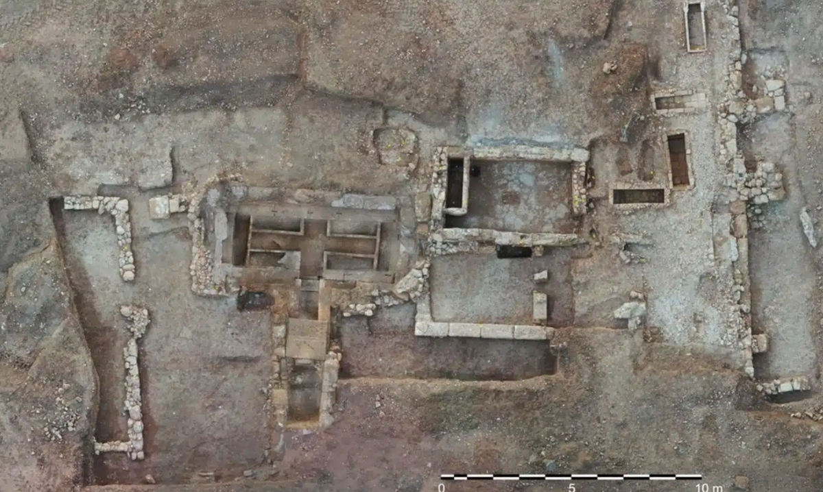 Tại hiện trường cuộc khai quật, các nhà nghiên cứu đã tìm thấy một công trình ngầm hình chữ nhật được bao quanh bởi một sân đá. Đến thời kỳ Hy Lạp cổ đại, công trình này đã được chuyển đổi thành một hồ bơi nghi lễ có mái che được sử dụng cho "các nghi lễ chữa bệnh cổ xưa". Ảnh: @Bộ Văn hóa Hy Lạp.