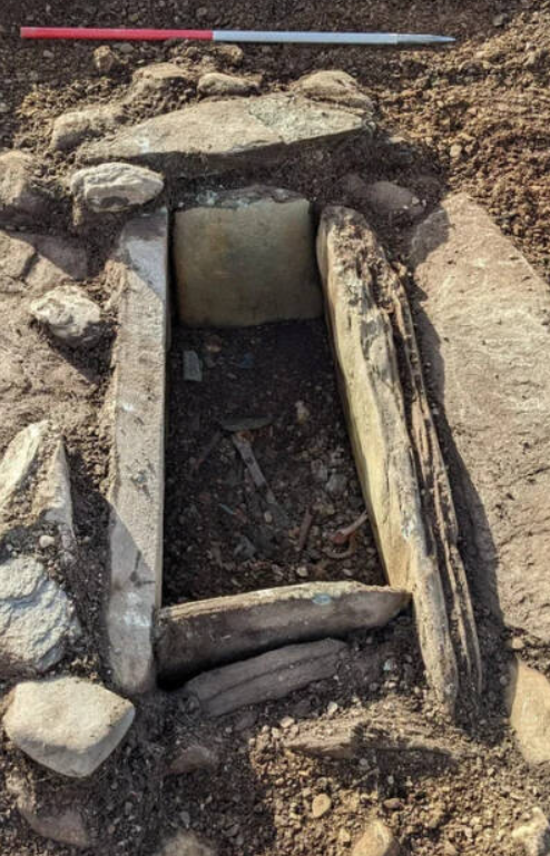 Được chôn cất bên dưới ông là hài cốt của một phụ nữ, có thể là thiếu nữ. Ảnh: @Cơ quan Bảo tồn Di sản Lịch sử Scotland và Tập đoàn Khảo cổ học AOC/PA Wire.