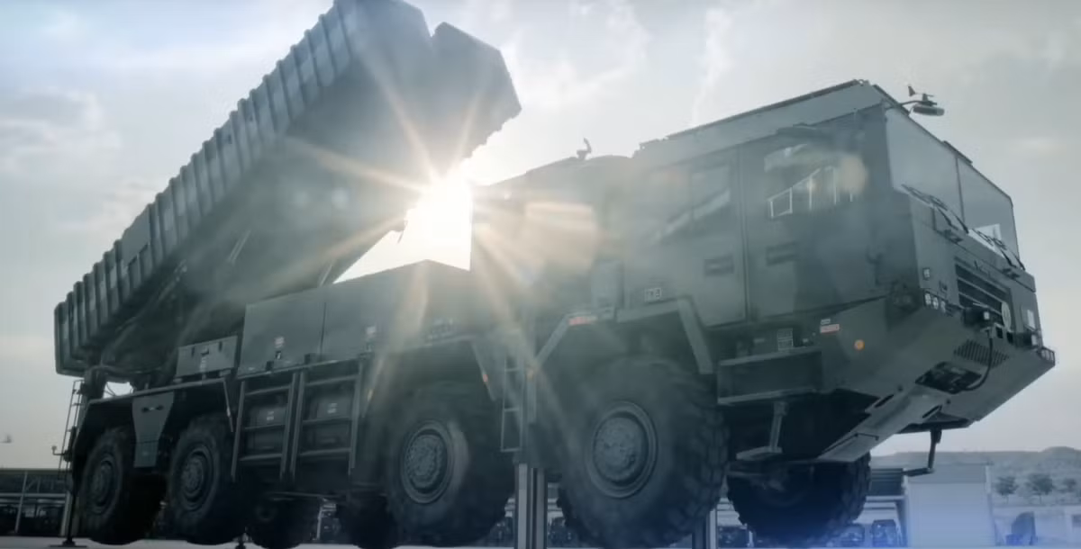 Tên lửa nặng khoảng 2.500 kg và có đường kính 610 mm. Roketsan nhấn mạnh rằng, KHAN được thiết kế để đạt được cả độ chính xác và khả năng sống sót cao, mang lại "sức sát thương cao và tính linh hoạt trong vận hành" trên nhiều loại mục tiêu. Ảnh: @Lintas Pikiran.