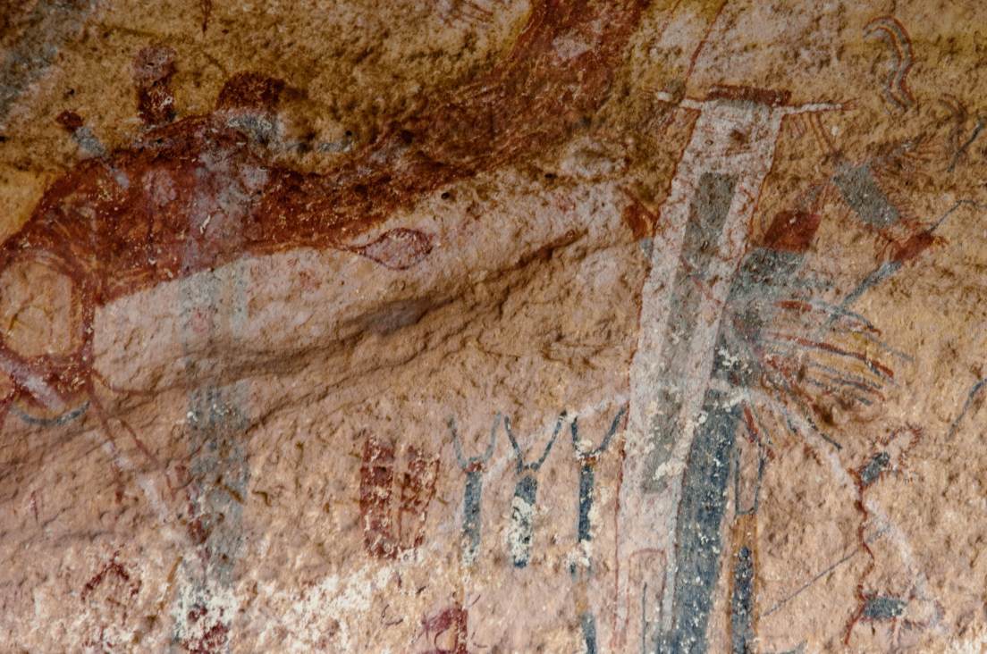 Theo nghiên cứu, các bức bích họa mô tả nhiều hình người, động vật và những hình thù bí ẩn, tất cả được sắp xếp cẩn thận theo nhiều lớp màu sắc. Ảnh: @ScienceAdvances.