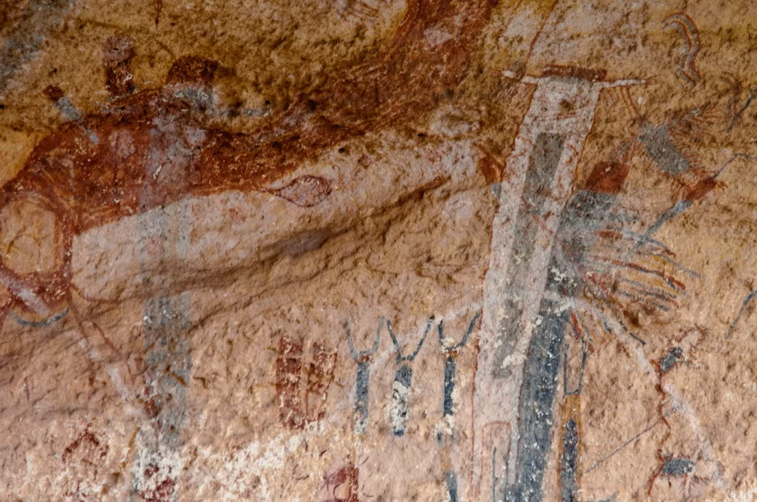 Theo nghiên cứu, các bức bích họa mô tả nhiều hình người, động vật và những hình thù bí ẩn, tất cả được sắp xếp cẩn thận theo nhiều lớp màu sắc. Ảnh: @ScienceAdvances.