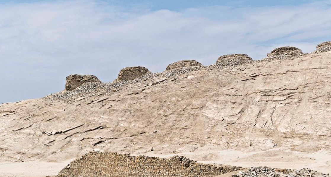 Tại đây, hơn 2.000 năm trước, người dân của một nền văn hóa nay đã bị lãng quên—người Casma/Sechín—đã xây dựng một quần thể kiến trúc khiến người ta phải kinh ngạc: mười ba tòa tháp đá, được xếp thành một hàng dọc theo một sườn núi dài 300 mét, đánh dấu đường đi hàng năm của mặt trời. Ảnh: @stilearte.