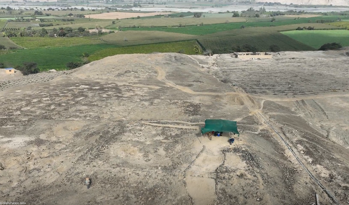 Trong quá trình khai quật tại Huaca Yolanda ở vùng ven biển La Libertad của Peru, các nhà khảo cổ học đến từ trường Đại Học Hoàng Gia Peru bất ngờ tìm thấy quần thể di tích cổ xưa kỳ lạ. Ảnh: @Đại Học Hoàng Gia Peru.