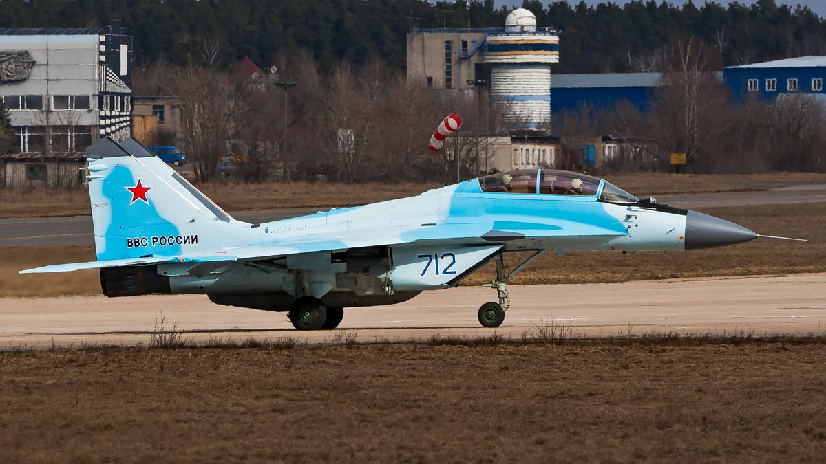 Lực lượng Không gian Vũ trụ Nga được cho là vận hành ít hơn 10 chiếc MiG-35, với ít nhất 2 chiếc được dùng làm nền tảng thử nghiệm. Năm 2017, Bộ Quốc phòng Nga đã đặt hàng 24 chiếc MiG-35 để giao vào năm 2027, nhưng sự chậm trễ trong sản xuất và lệnh trừng phạt của phương Tây đã làm chậm tiến độ này. Ước tính cho thấy, thực tế có ít hơn 10 chiếc MiG-35 được sản xuất cho đến nay. Ảnh: @Wikimedia Commons.
