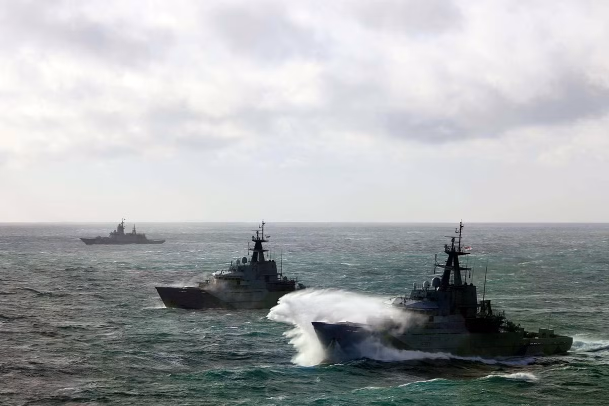 royal-british-navy-shadows-russian-corvette-and-tanker-during-english-channel-transit-8eb0a2e5.jpg