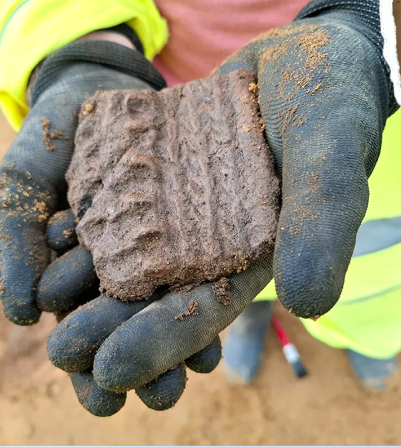 Những hình ảnh từ cuộc khai quật cho thấy, các nhà khảo cổ đang cầm trên tay một số hiện vật cổ, chúng bao gồm các công cụ bằng đá lửa và các mảnh gốm vỡ. Ảnh: @Wessex Archaeology.