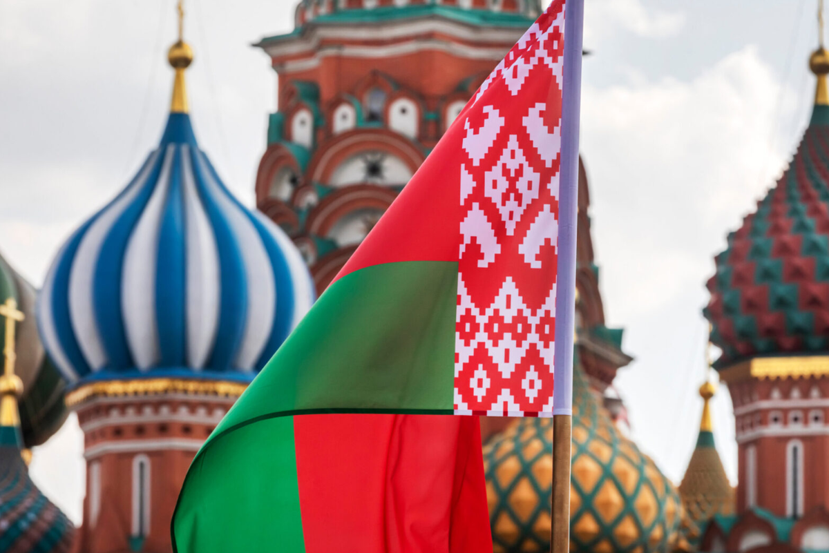 Trong khi Nga đã phát triển các giải pháp thay thế, chẳng hạn như giao dịch bằng tiền tệ địa phương với các đối tác như Ấn Độ và Trung Quốc, Belarus lại thiếu các mạng lưới tương tự. Sự phụ thuộc vào Nga để tồn tại về mặt kinh tế có thể hạn chế sức mạnh đàm phán, thương lượng của Belarus trong quan hệ đối tác, có khả năng làm giảm vai trò của nước này xuống còn một nhà lắp ráp nhỏ, thay vì một nhà đồng phát triển. Ảnh: @ Simple Flying.