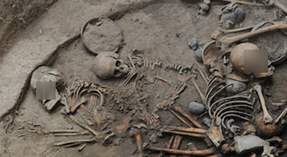 Điều gây sốc các chuyên gia đó là, trong mộ họ tìm thấy 10 bộ xương được sắp xếp tỉ mỉ thành một vòng tròn, với các đầu xếp tròn hướng ra quanh viền mộ. Ảnh: @Viện Nhân chủng học và Lịch sử Quốc gia Mexico.