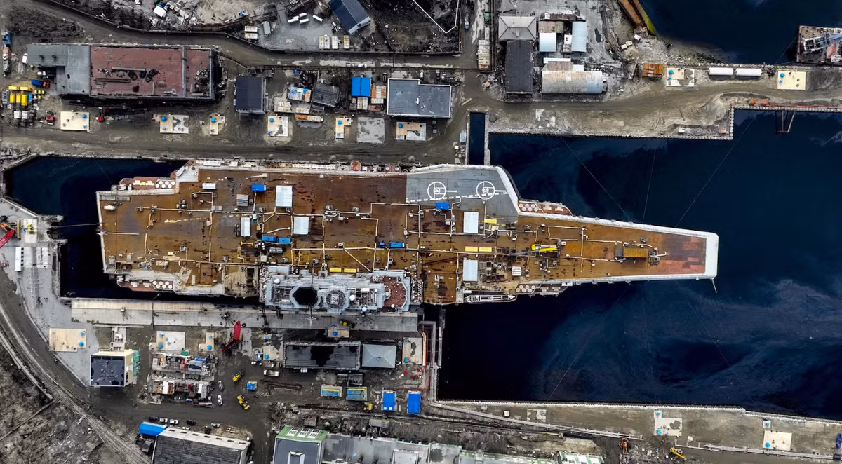 Hiệu suất của ngành đóng tàu Trung Quốc cao hơn nhiều. Thế nên, việc gửi tàu Đô đốc Kuznetsov đến Trung Quốc để tân trang sâu có thể cách mạng hóa khả năng của tàu này và đưa hiệu suất của tàu ngang bằng với tàu Liêu Ninh, và Trung Quốc có khả năng thực hiện những điều như vậy với chi phí thấp hơn nhiều so với việc tân trang ngay tại trong nước Nga. Ảnh: @ Aero News Journal.