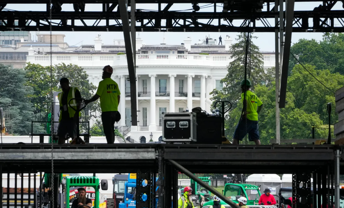 Các đội đang khẩn trương làm việc để chuẩn bị cho khán đài duyệt binh dọc theo Đại lộ Constitution. Có tới 7.500 quân nhân, 120 xe quân sự các loại và 50 máy bay sẽ diễu hành trên đường phố và bầu trời Washington hôm 14/6. Ảnh: @Jack Gruber, USA TODAY.