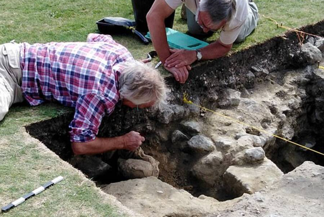 Gần đây, khi tiến hành khai quật tại tàn tích Tu viện Shaftesbury này, các chuyên gia đến từ Bảo Tàng Quốc Gia Anh bất ngờ tìm thấy một hiện vật lạ. Ảnh: @Bảo Tàng Quốc Gia Anh.
