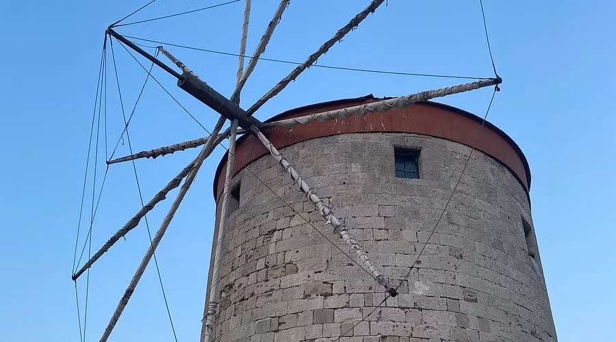 Có thể thấy, chiếc cối xay gió này là một kỳ quan kỹ thuật quan trọng vào thời trung cổ, biết tận dụng sức gió giúp xay ngũ cốc hiệu quả. Ảnh: @Tripadvisor.