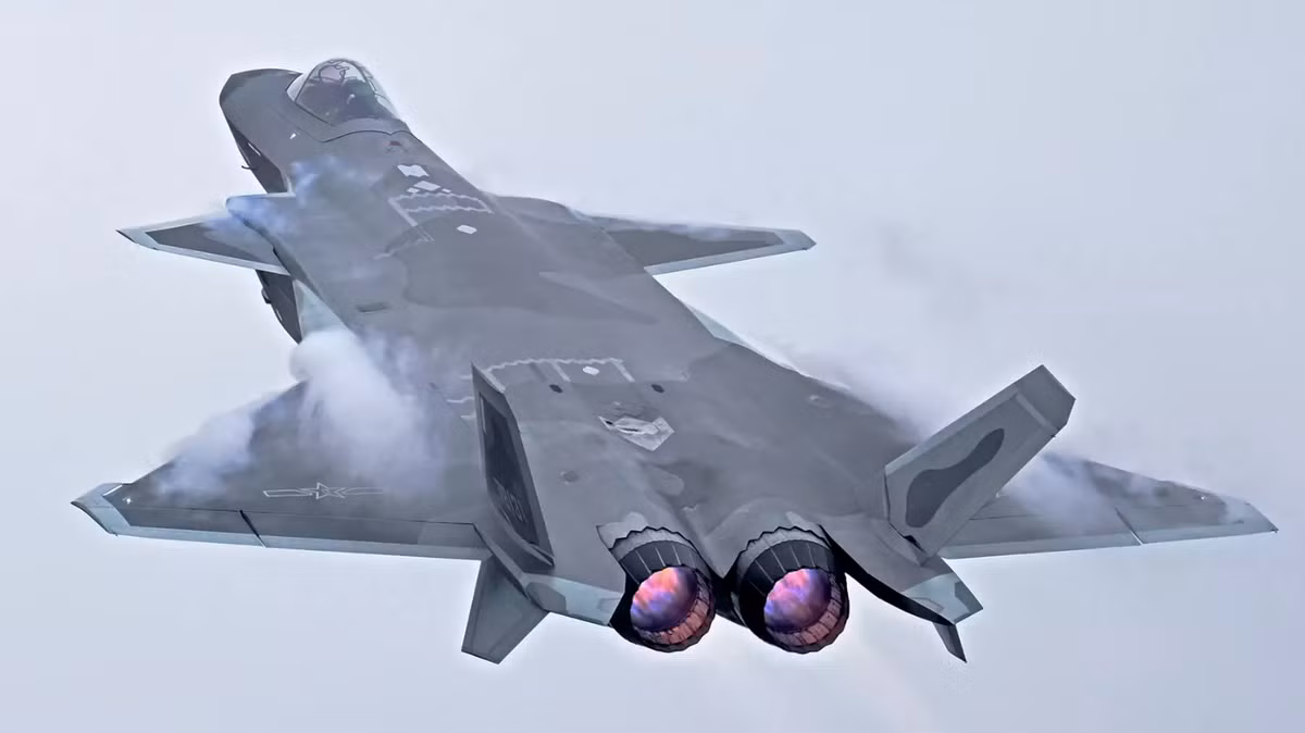 Về máy bay chiến đấu J-20S, Không quân Trung Quốc cho biết, đây là máy bay chiến đấu tàng hình hai chỗ ngồi đầu tiên trên thế giới, được chính thức giới thiệu là máy bay có hiệu năng vượt trội trong không chiến tầm trung và tầm xa. Ảnh: @ 19FortyFive.