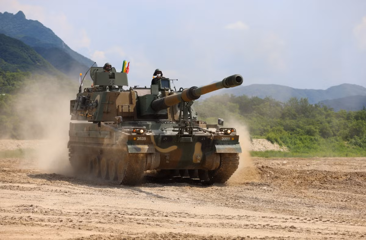 Pháo tự hành K9 Thunder sử dụng nòng pháo 155mm L52, có khả năng bắn xa tối đa 40-60km tùy thuộc vào loại đạn, bao gồm đạn tiêu chuẩn, đạn tăng tầm (base bleed) và đạn dẫn đường chính xác như M982A1 Excalibur (đạt tầm bắn 50km trong thử nghiệm tại Mỹ). Ảnh: @Zona Militar.