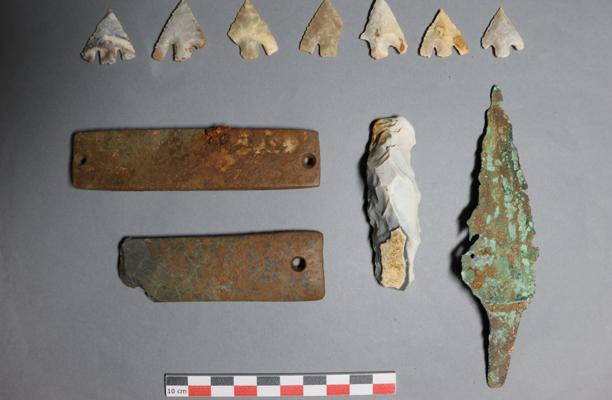 Họ cũng tìm thấy một lớp sỏi trên hai khu vực bao quanh bên hông, cho thấy có thể đã từng có hàng rào bao quanh chúng. Họ cũng đã phát hiện một số hiện vật trong các rãnh của khu di tích, bao gồm bảy mũi tên bằng đá lửa, hai miếng bảo vệ cổ tay của cung thủ, một bật lửa bằng đá lửa và một con dao găm bằng hợp kim đồng. Ảnh: @Viện Nghiên cứu Khảo cổ học Dự phòng Quốc gia Pháp.