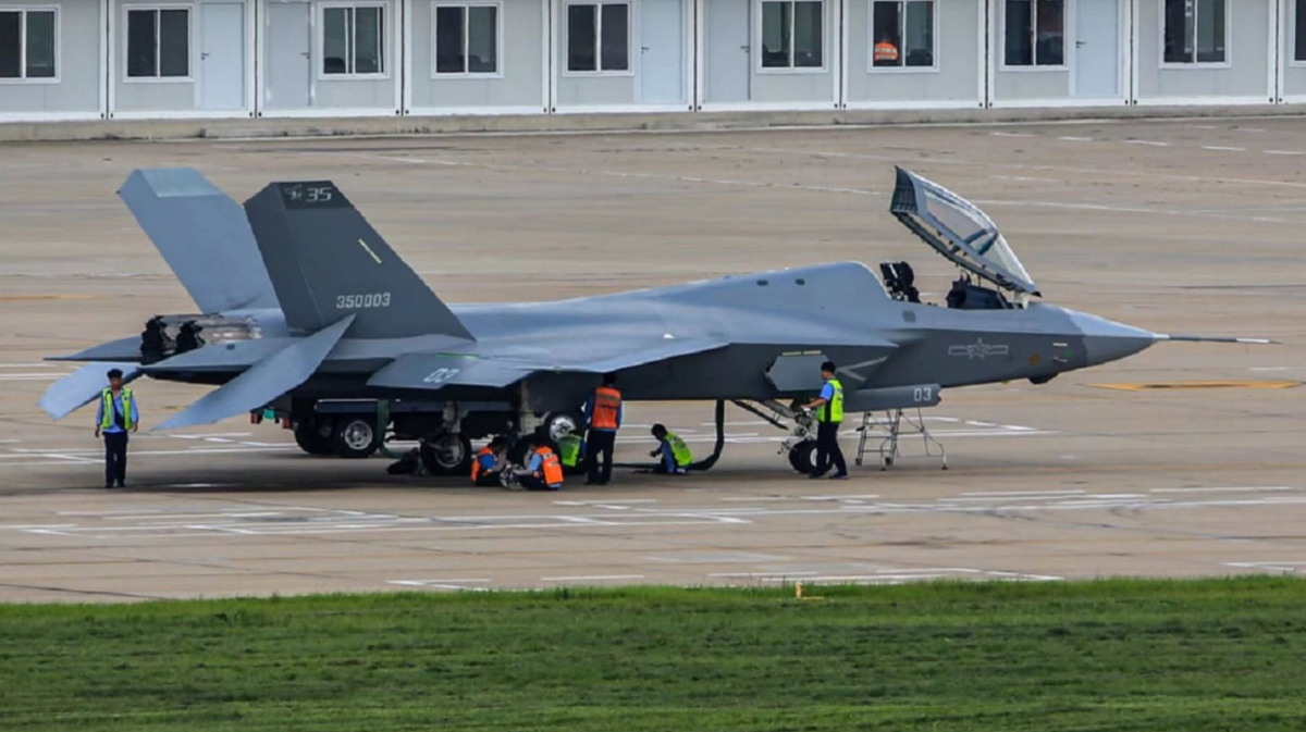 Việc chế tạo J-35 từ FC-31 đại diện cho nỗ lực mới nhất của Trung Quốc nhằm chế tạo một máy bay chiến đấu tàng hình có khả năng cạnh tranh với các máy bay tiên tiến của phương Tây như F-35 của Mỹ. Ảnh: @ South China Morning Post.