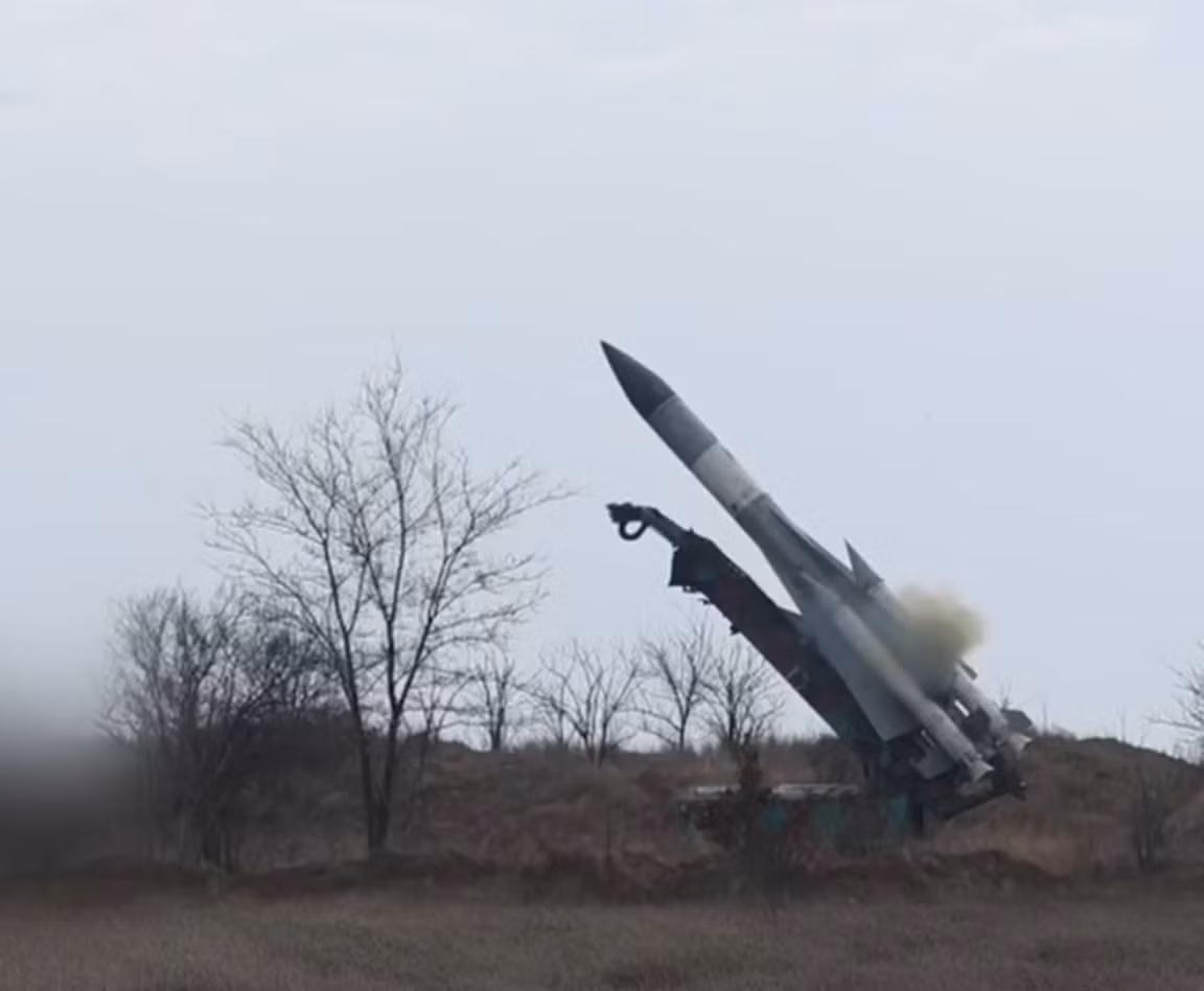 Là sản phẩm của Chiến tranh Lạnh, S-200 lần đầu tiên được Liên Xô đưa vào sử dụng vào cuối những năm 1960. Vào thời điểm đó, hệ thống này được dùng để bắn hạ máy bay ném bom và máy bay trinh sát bay cao của Mỹ. Ảnh: @GUR.