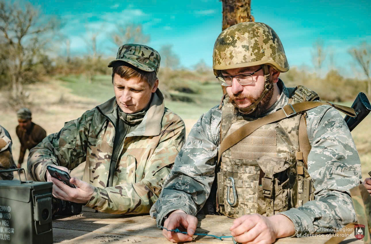 Theo tiết lộ của nhà báo Ba Lan Zbigniew Parafianowicz, các đơn vị đặc nhiệm được triển khai theo hình thức “nghỉ phép có lương” nhằm tạo khả năng phủ nhận về mặt chính thức. Mô hình tương tự được cho là áp dụng với Quân đoàn Tình nguyện Ba Lan – lực lượng từng xuất hiện tại nhiều mặt trận.