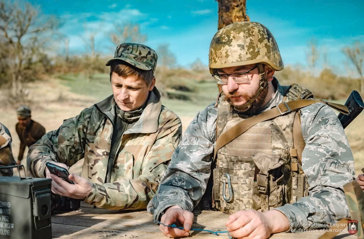 Theo tiết lộ của nhà báo Ba Lan Zbigniew Parafianowicz, các đơn vị đặc nhiệm được triển khai theo hình thức “nghỉ phép có lương” nhằm tạo khả năng phủ nhận về mặt chính thức. Mô hình tương tự được cho là áp dụng với Quân đoàn Tình nguyện Ba Lan – lực lượng từng xuất hiện tại nhiều mặt trận.