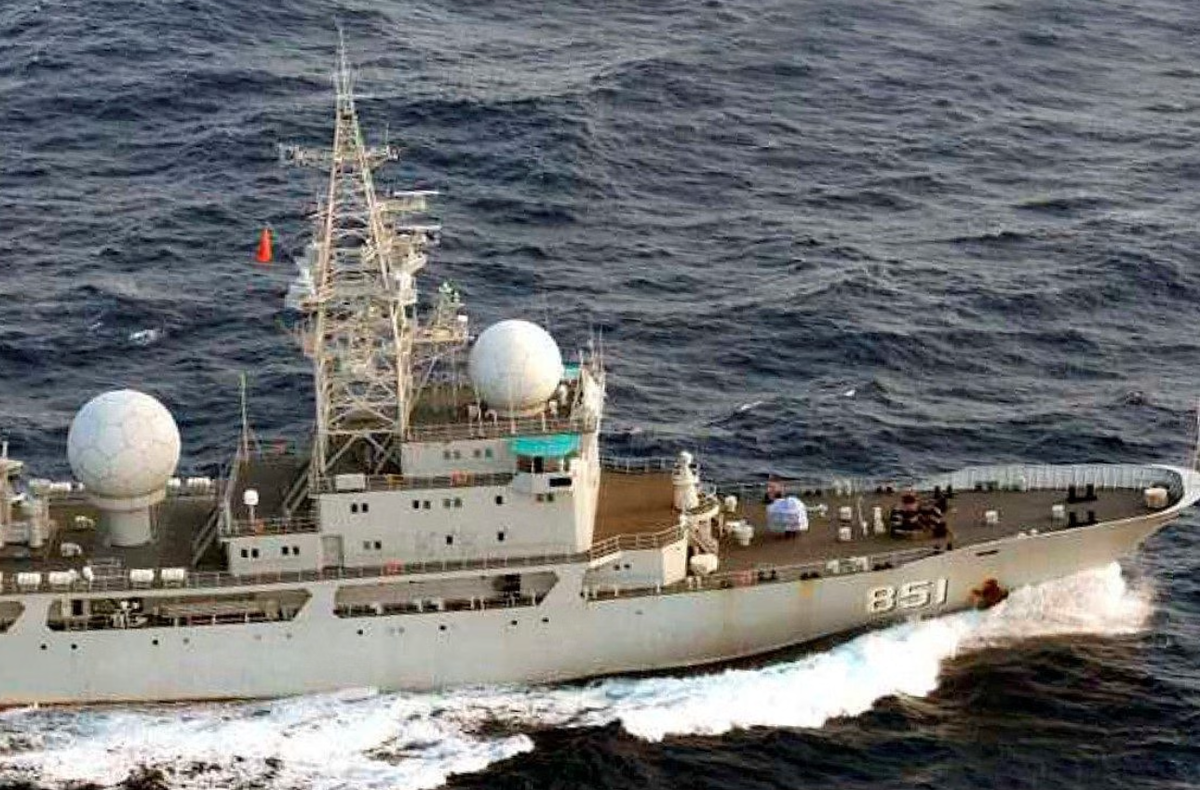 Bản thân Trung Quốc đã sử dụng chiến lược này, triển khai các tàu giám sát để quan sát các cuộc tập trận do Mỹ dẫn đầu ở Biển Đông, chẳng hạn như cuộc tập trận Vành đai Thái Bình Dương vào năm 2022. Cách tiếp cận này cho phép các quốc gia thu thập thông tin chi tiết quan trọng mà không có xung đột trực tiếp, tinh chỉnh các công nghệ và đi chiến lược của riêng họ. Ảnh: @ ThePrint.