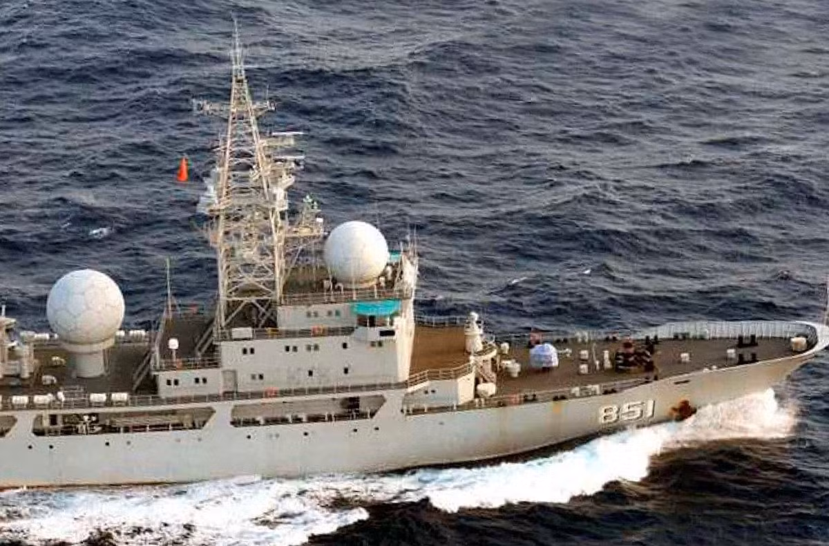 Bản thân Trung Quốc đã sử dụng chiến lược này, triển khai các tàu giám sát để quan sát các cuộc tập trận do Mỹ dẫn đầu ở Biển Đông, chẳng hạn như cuộc tập trận Vành đai Thái Bình Dương vào năm 2022. Cách tiếp cận này cho phép các quốc gia thu thập thông tin chi tiết quan trọng mà không có xung đột trực tiếp, tinh chỉnh các công nghệ và đi chiến lược của riêng họ. Ảnh: @ ThePrint.