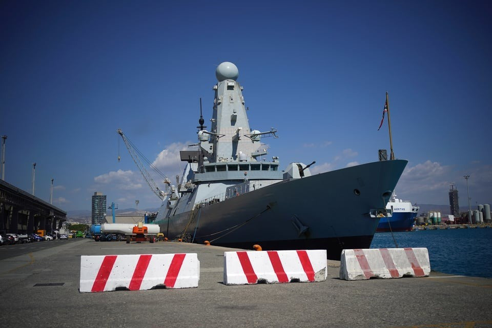 Về lý thuyết, điểm yếu này sẽ được khắc phục trong tương lai. Hải quân Anh đang triển khai chương trình nâng cấp Sea Viper Evolution nhằm cải tiến hệ thống phòng không của lớp Type 45. Sau khi hoàn tất, các tàu này dự kiến sẽ được trang bị những tên lửa và hệ thống điều khiển mới cho phép đánh chặn các mối đe dọa phức tạp hơn, bao gồm cả tên lửa đạn đạo.