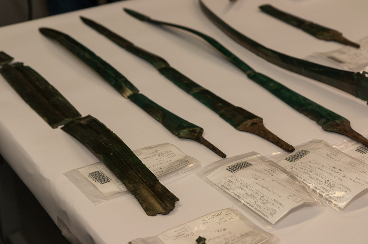 Chúng bao gồm các mảnh vỡ của bảy thanh kiếm 3.000 năm tuổi, có niên đại từ Thời Kỳ Đồ Đồng. Ảnh: @Văn phòng Nhà nước về Văn hóa và Bảo vệ Di tích của Đức.